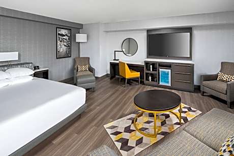 1 King Bed Main Street View