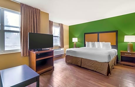 Deluxe Studio with 1 King Bed - Non-Smoking