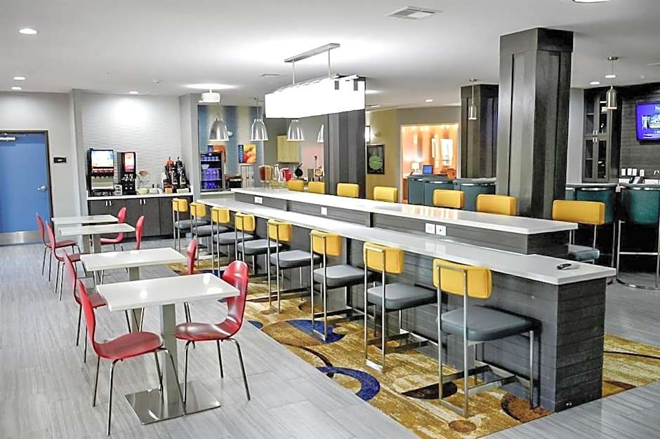 Del-Mar Airport Inn & Suites