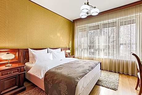 Suite-1 Queen Bed, Non-Smoking, Wi-Fi, Air-Conditioned, Mini Bar, Bathtub, Full Breakfast