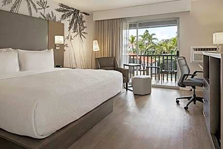 Deluxe King Room with Courtyard View
