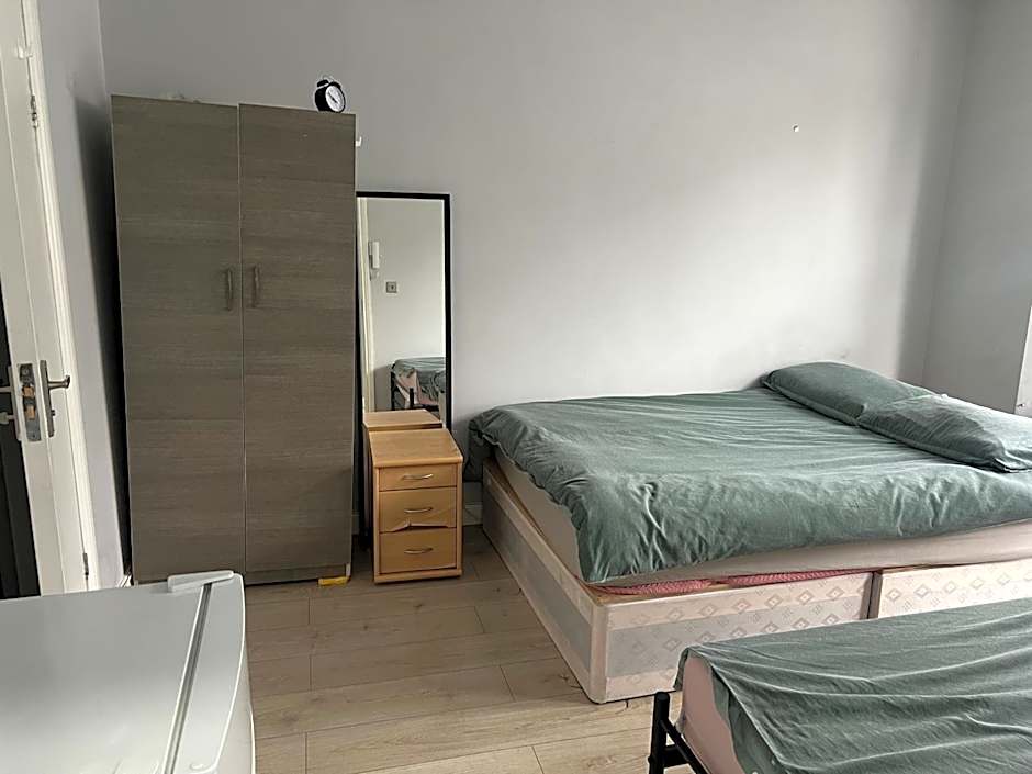 Sterne Street 4 Person Room