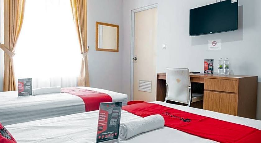 RedDoorz near Siloam Karawaci 3