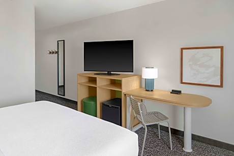 1 King Bed Mobility Accessible With Bathtub