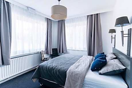 Atomihotel: Contemporary Comfort Steps from the Atomium!