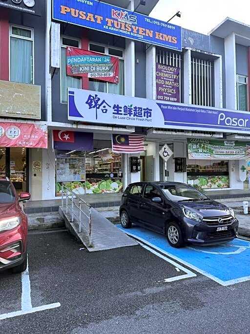 Rini residences 整栋双层排楼适合全家大小居住周边商店商场林立