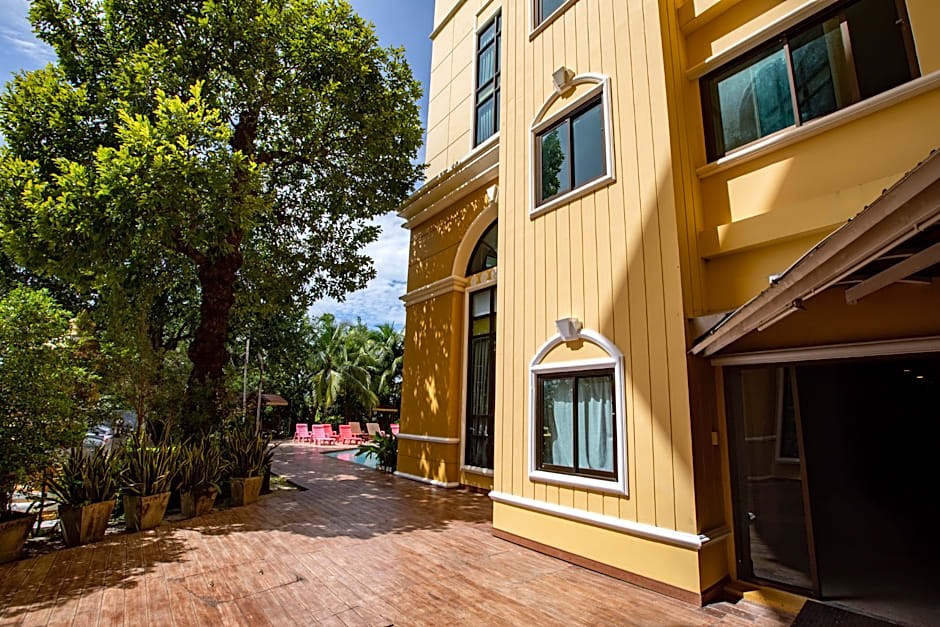 ROYAL PINEAPPLE HOTEL l a welcome to wealth and good fortune