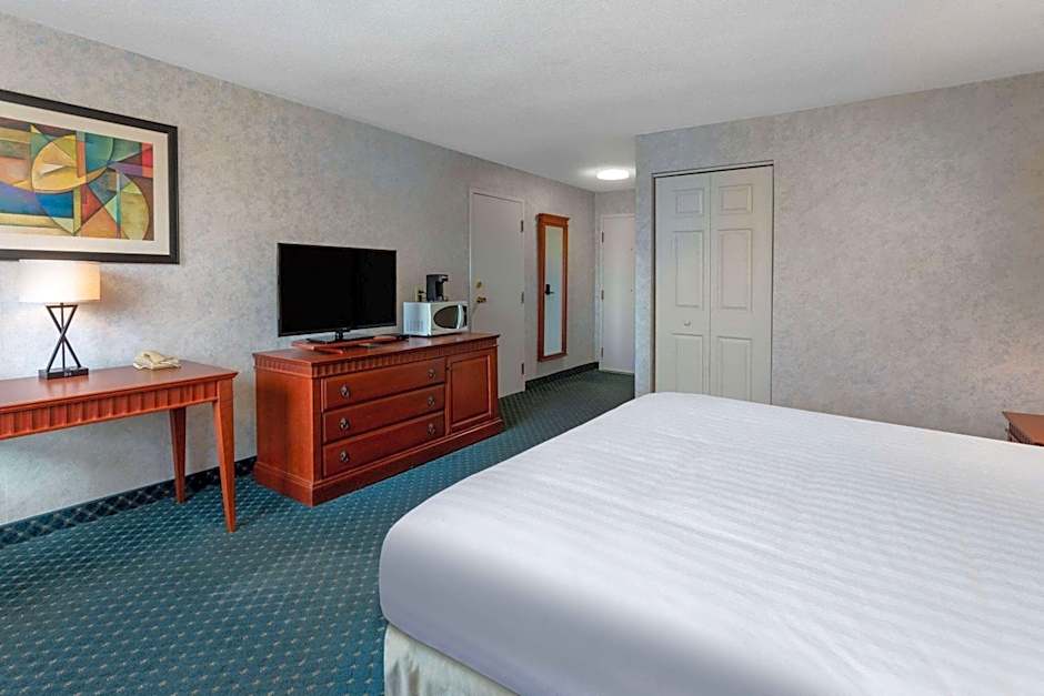 Travelodge by Wyndham Amherst