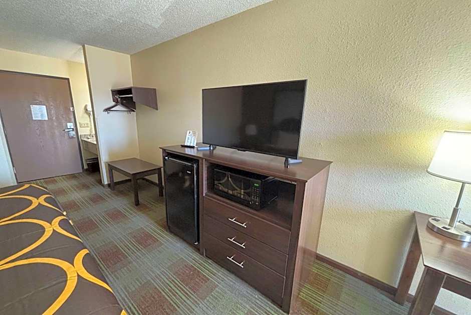 Super 8 by Wyndham Lincoln