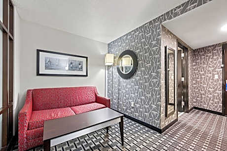 1 King Bed, Suite, Nonsmoking, Accessible