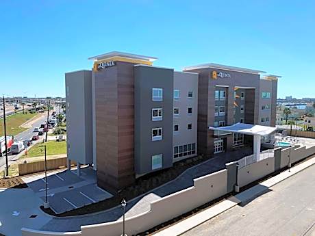La Quinta Inn & Suites by Wyndham Galveston North at I-45