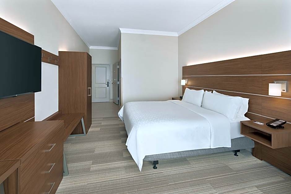 Photo 1 of 2 of Standard 1 King Bed, Mobility Accessible, Bathtub
