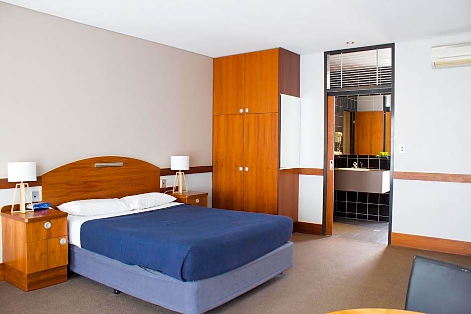 Highlander Hotel Bar Kitchen Rooftop