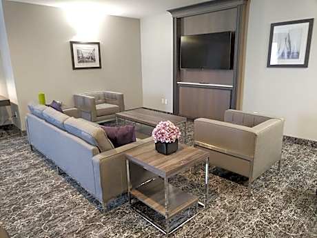 Deluxe King Suite - Non-Smoking