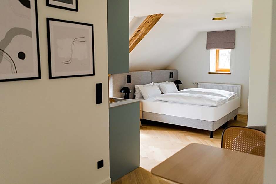 Bob W Munich Airport - Peterhof