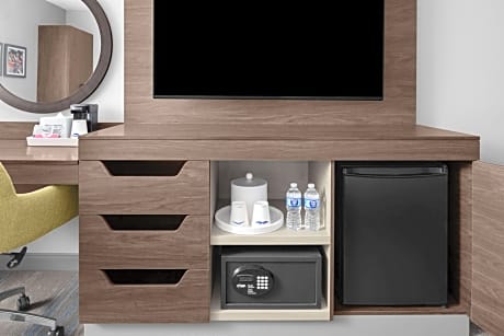 King Room with Accessible Tub - Mobility and Hearing Access/Non-Smoking