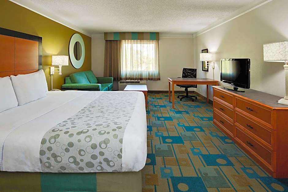 La Quinta Inn & Suites by Wyndham St. Pete-Clearwater Airport