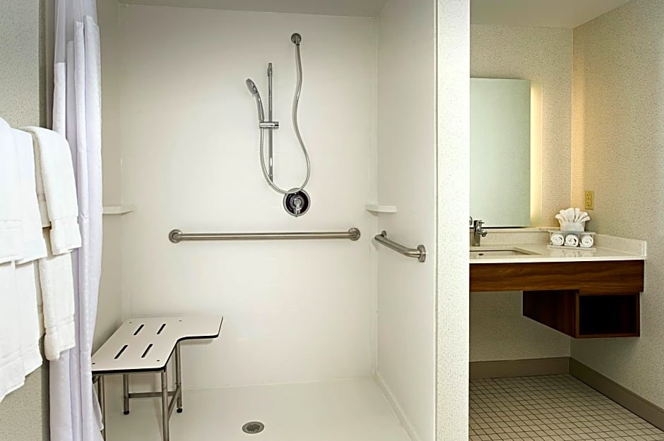 Holiday Inn Express & Suites Altoona By IHG