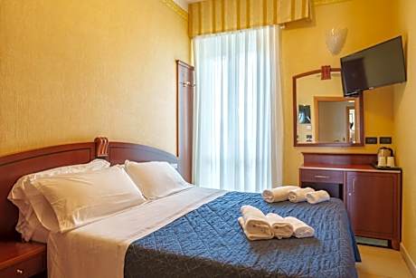 Double or Twin Room with Partial Sea View