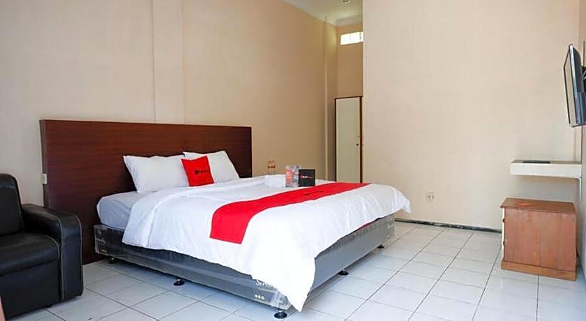RedDoorz Plus near Stadion Wijaya Kusuma