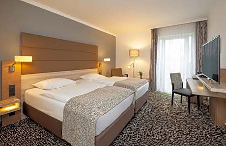 2 Single Beds Standard Room  TV Sitting Corner Desk Floor To Ceiling Windows Air-Conditioned