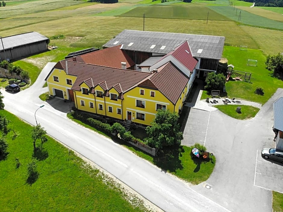 Kindererlebnis- und Biobauernhof Hipp-Bruckner