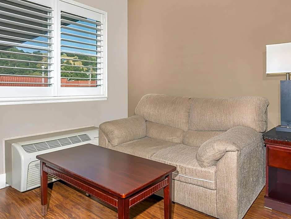 Super 8 by Wyndham Martinez