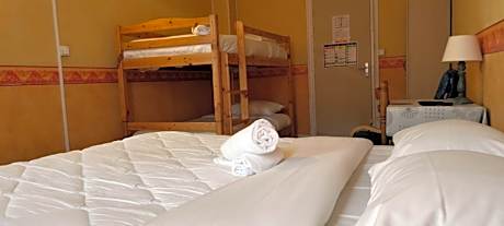 Family Room (2 Adults + 2 Children)