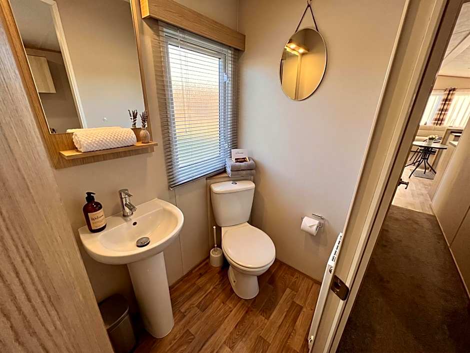2 Bedroom Lakeview Lodge - Ensuite & Balcony Deck