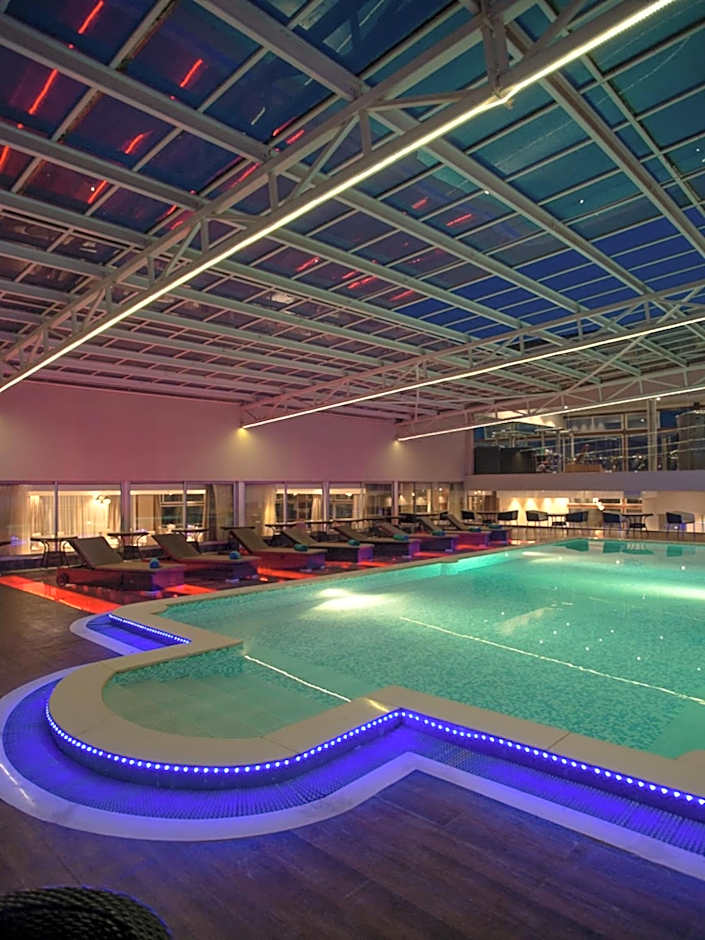 Cloud Hotel & Suites