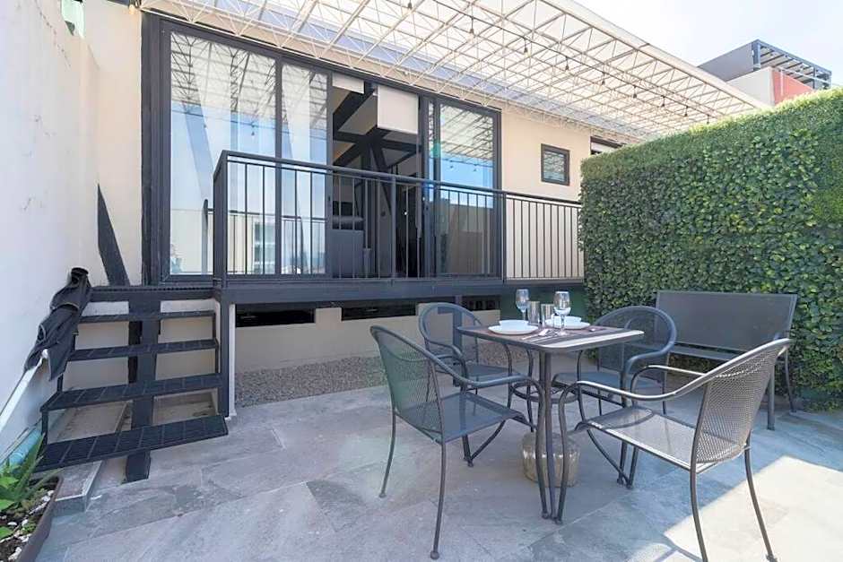 3Ph Amazing 2Bdrm 2bath private terrace fits 10