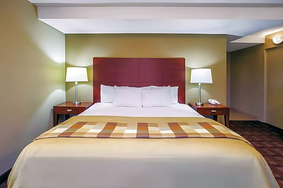 Ashbourne Hotel Canton/Hall of Fame I-77
