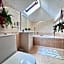 Rabbit's Loft - 2 Bedrooms, Theme Room, Free Parking