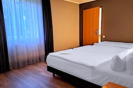 Standard Room with Three Single Beds - Accessible