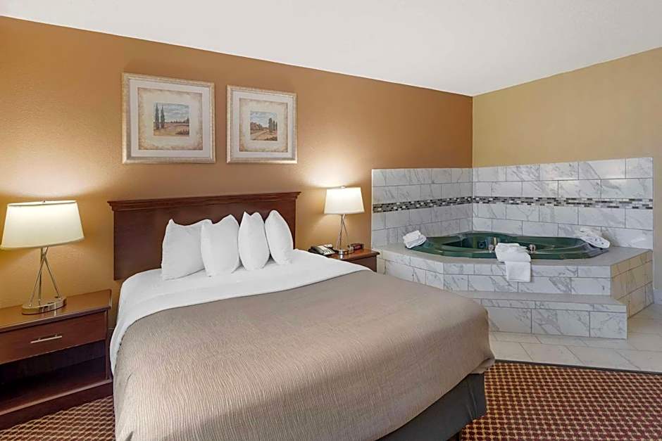 Quality Inn & Suites Bloomington University Area