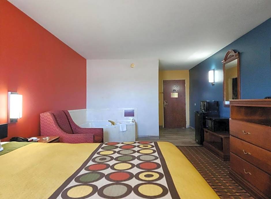 Super 8 by Wyndham White Hall