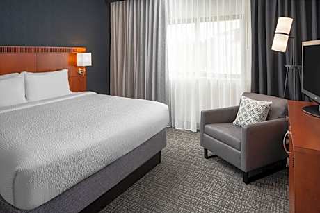 King Suite with Tub - Mobility Accessible