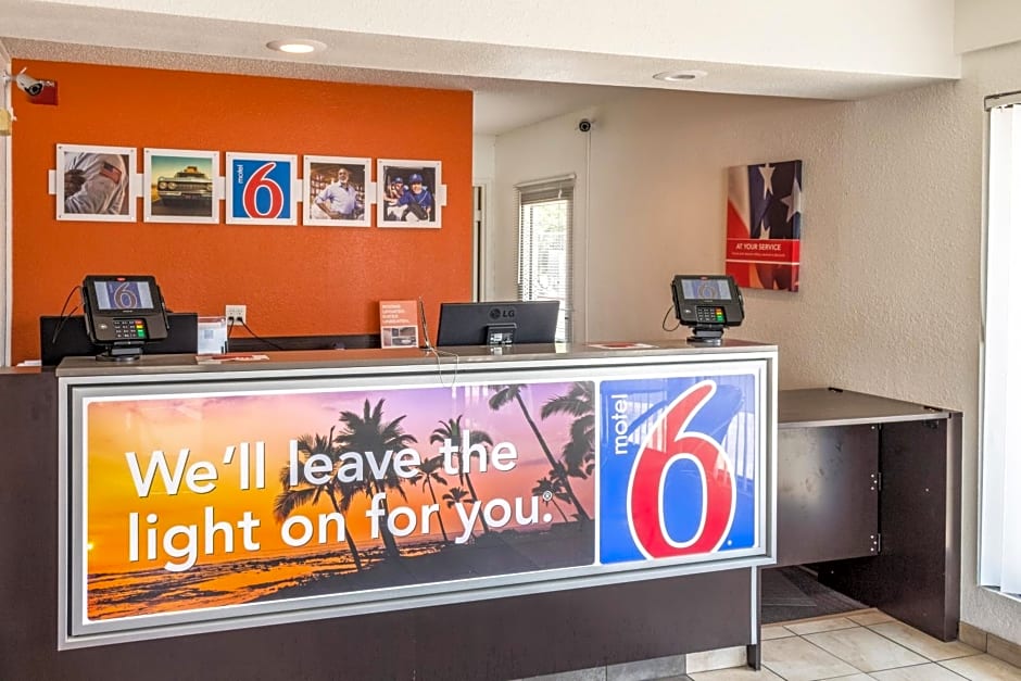 Motel 6-Bakersfield, CA - Convention Center