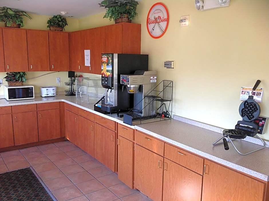 Howard Johnson by Wyndham Grand Prairie Near Lone Star Park