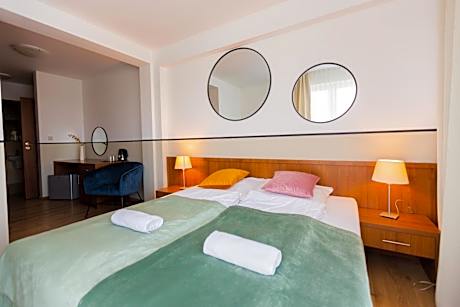 Classic Double Room (2 adults)