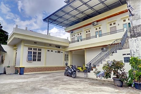 OYO Life 92637 Kost Arya Exclusive