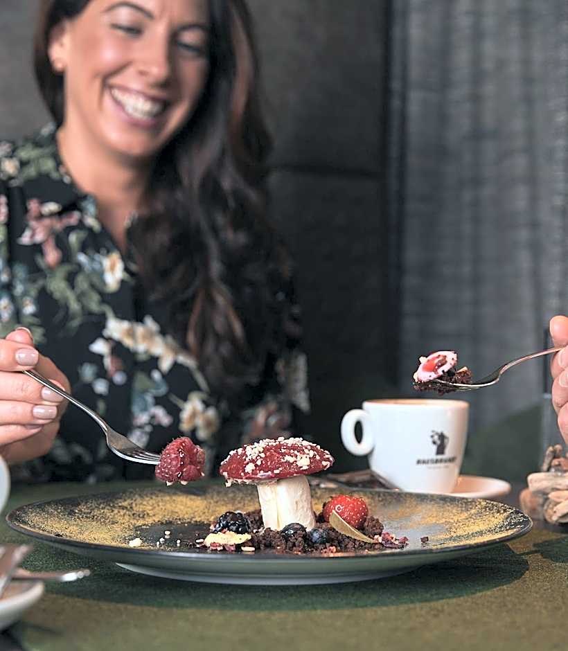 VIER Studios & Restaurant