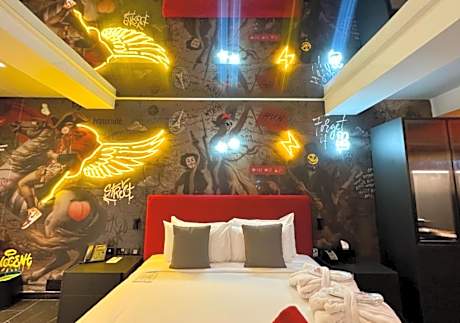 Deluxe Suite with Outdoor Hot Tub