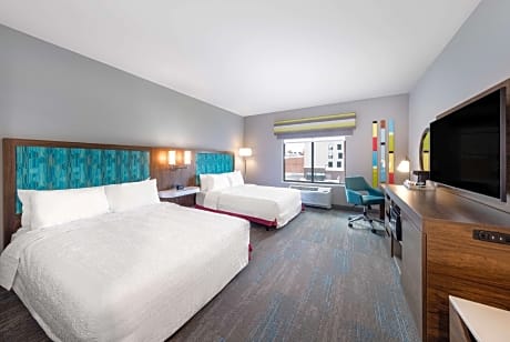 2 Queens Mobility/Hearing Access Tub