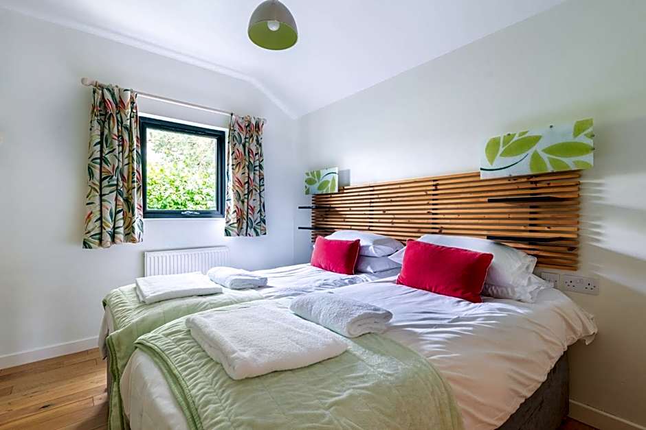 Tor Farm Lodges - Private Hot Tubs, Shared Seasonal Outdoor Pool, Dog Friendly