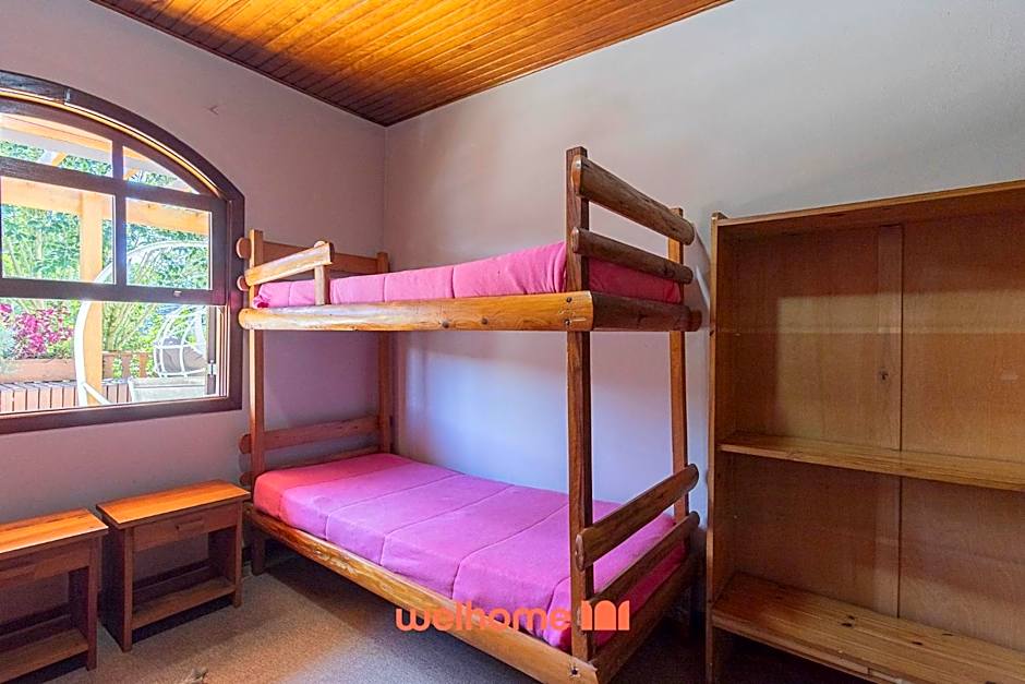 Casa em Campos do Jordão com Varanda e Lareira