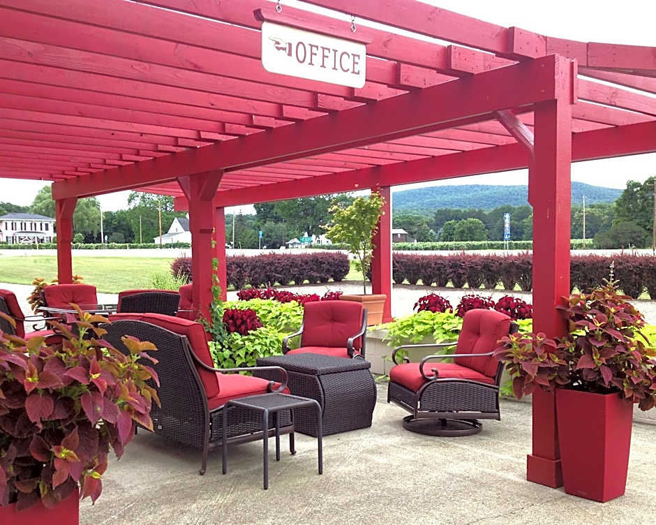 Vinehurst Inn & Suites