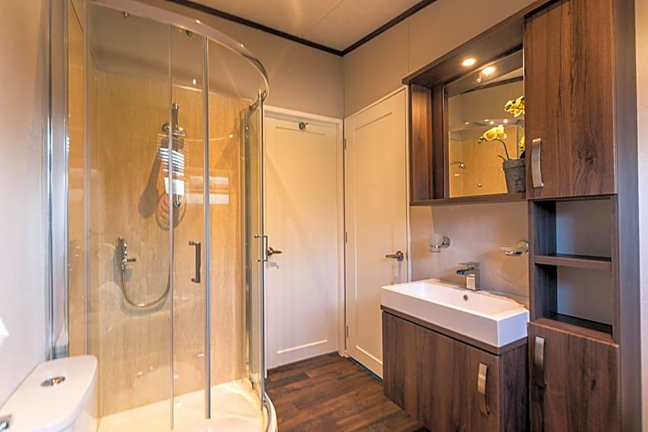 Sutton Lodge with Hot Tub