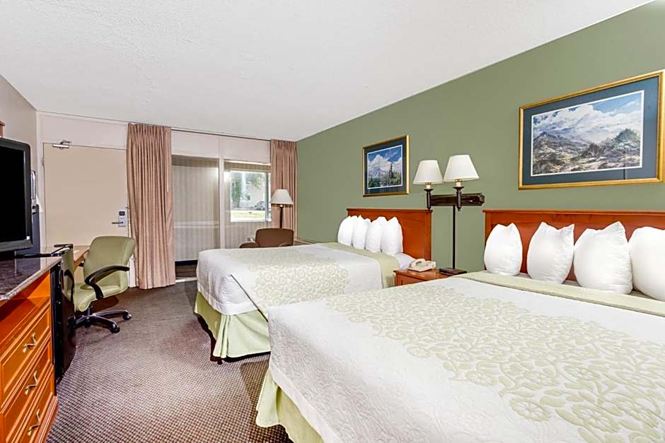 Days Inn by Wyndham Cedar Falls- University Plaza