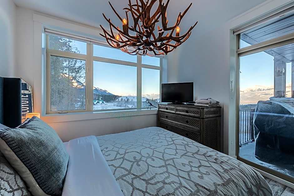 Fully Renovated Ski-in/out Loft with Private Hot Tub!